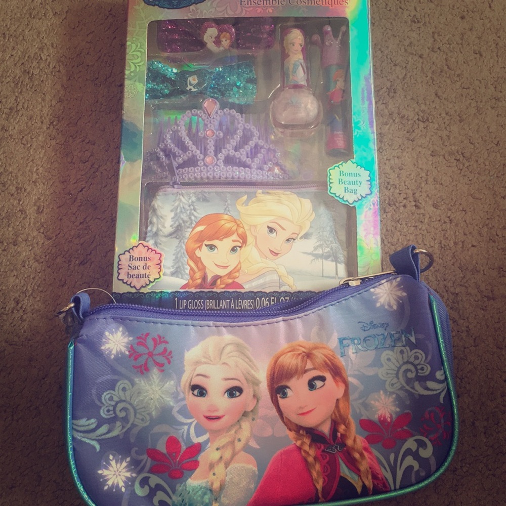 Disney’s Frozen purse and cosmetic set